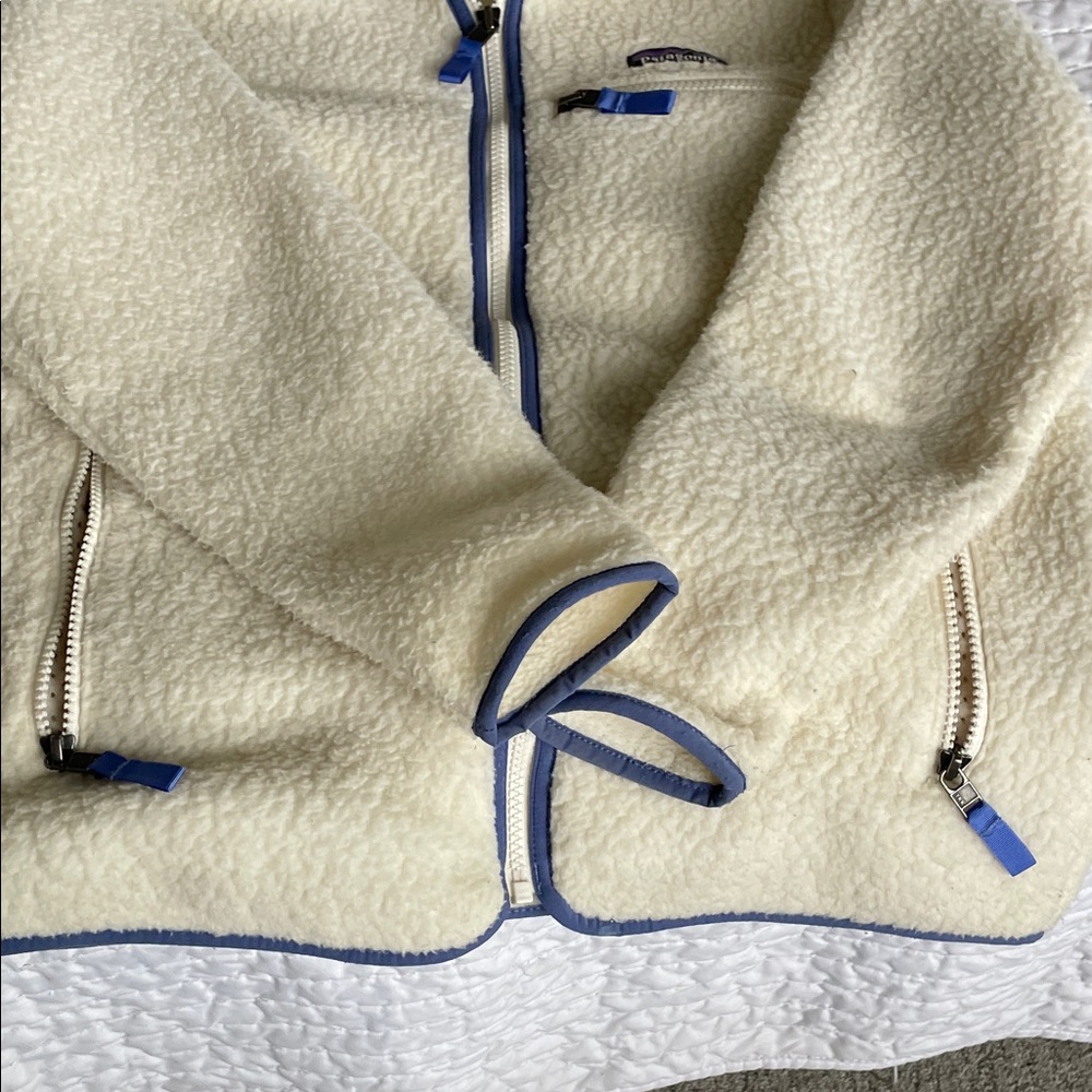 Patagonia Off-White Fleece with Blue Trim - Picture 4 of 4